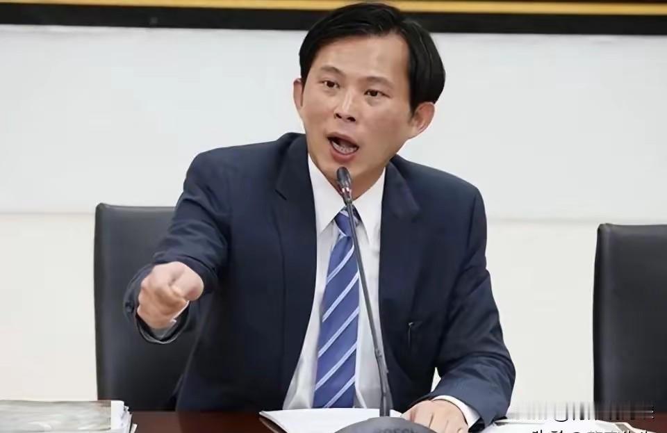 黄国昌暗怼柯文哲：民众党绝不做小绿！黄国昌在这个节骨眼上，还敢说这句话。确实