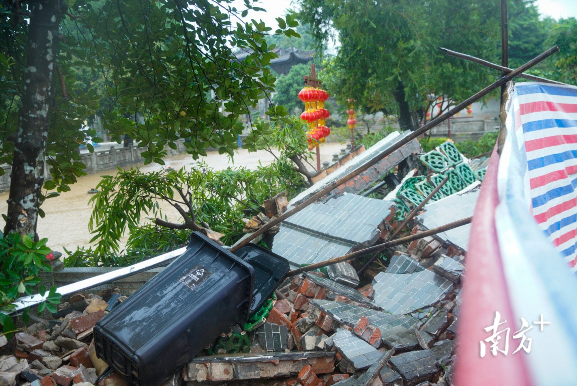 突发!受暴雨影响,岭南四大园林之一<em>余荫山房</em>围墙倒塌