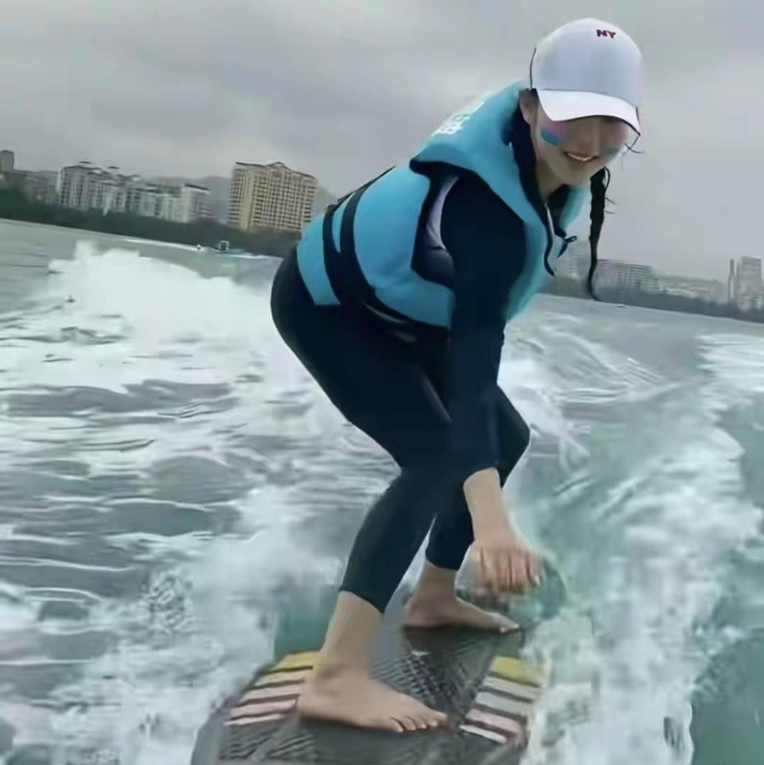 马龙老婆夏露好嗨！她晒出一个人出海度假的照片，冲起浪来超潇洒，还比心。意外的是夏