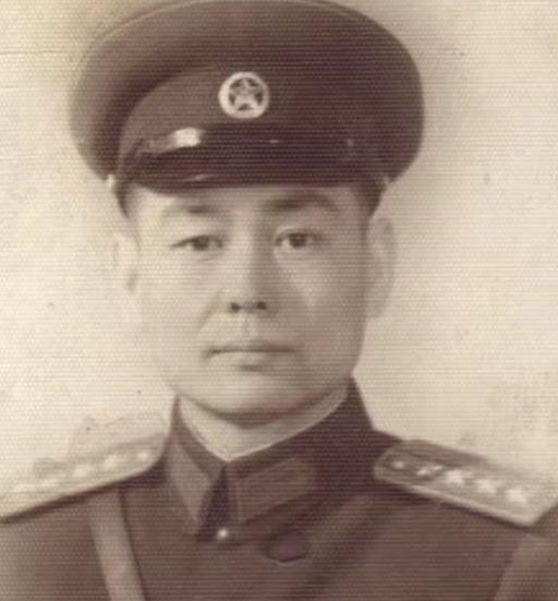 1962年，一参谋撞破妻子与师长有染，压下怒火佯装去汇报工作。进门后趁对方不备，