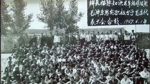 1978年秋，知青张家顺考上了大学，但他还欠着队里30元钱还有一些口粮，可他一分