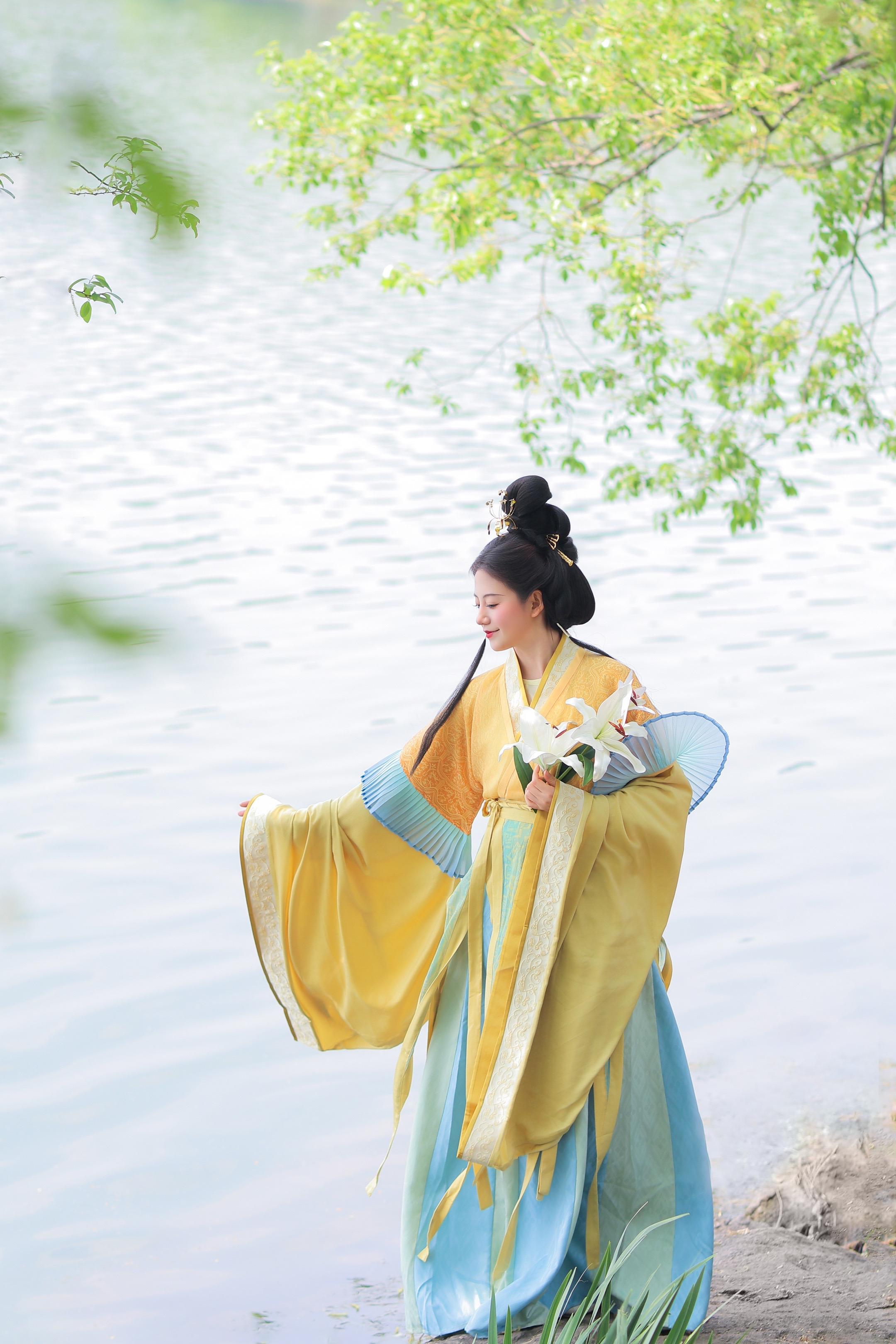 所谓伊人，在水一方｜汉服写真。仿佛拍到了诗经里的画面～