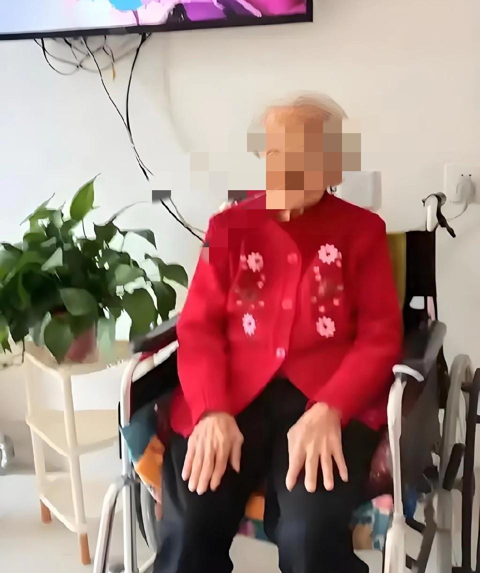 山西运城，一85岁老太住养老院，被人打伤，浑身疼的不行，她借别人手机，偷偷给儿子