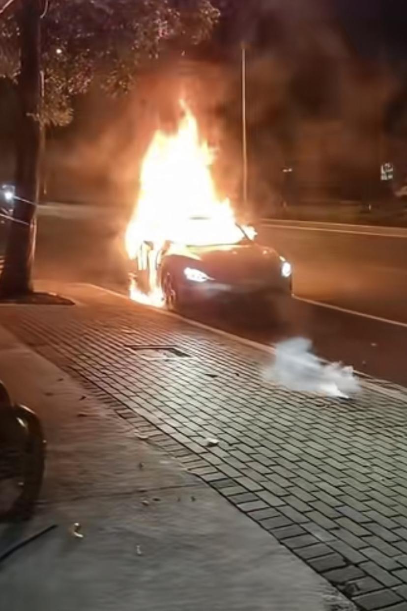 11月10日晚上，江苏省常州市一台小米SU7起火燃烧！具体火灾原因不清楚，从