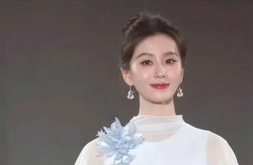 之前大家对她的夸夸，我都觉得不行，因为眼神不行。不过今天的图，可以说是她近5年