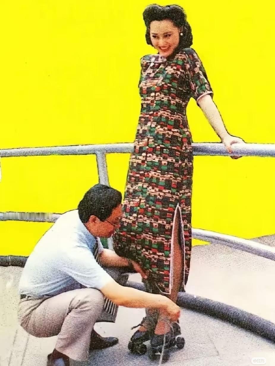 80年代，45岁的京剧名家张学津蹲在地上，细心给24岁的妻子大宋佳系溜冰鞋带。那
