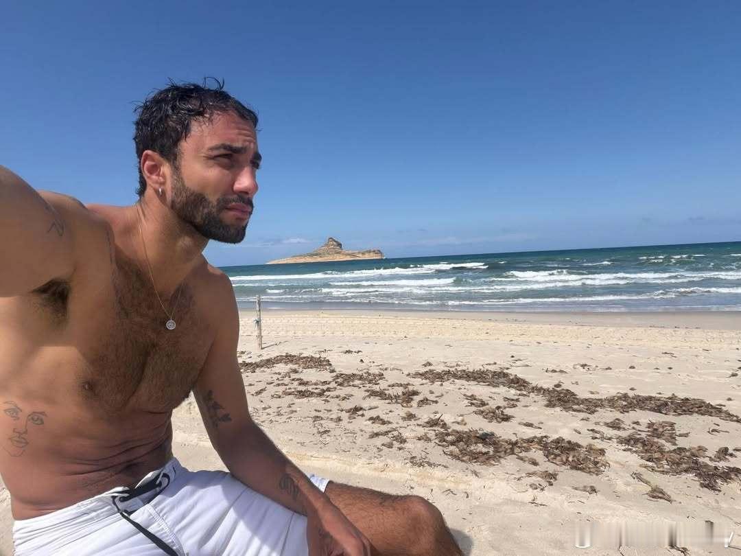 消失很久的排球人帕奇，在突尼斯著名的旅游和休闲圣地拉夫拉夫海滩度假！男排国际排