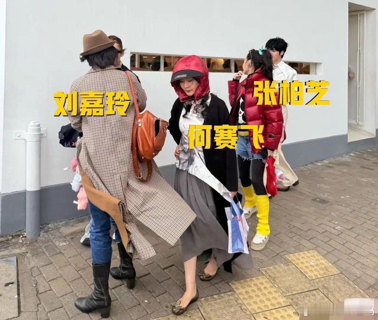 一路繁花的姐姐们在香港录制，张柏芝和何赛飞关系挺好啊！第一张照片，何赛飞姐姐戴的