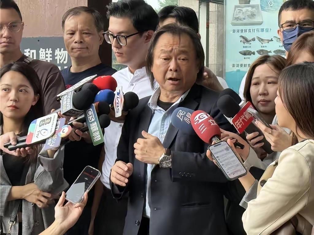 赖苡任今（21）日在脸书上表示自己已经绝食累积44小时，民进党“立委”许智杰质疑