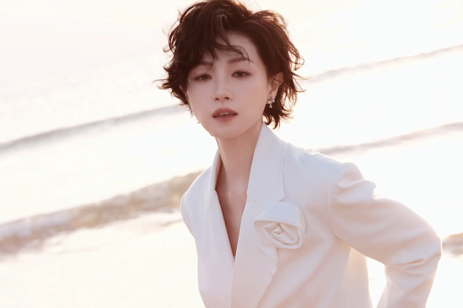 万茜｜万茜美素佳儿品牌大使问松时满袖盈翠，数浪时半襟染月，忽然懂了山海为何