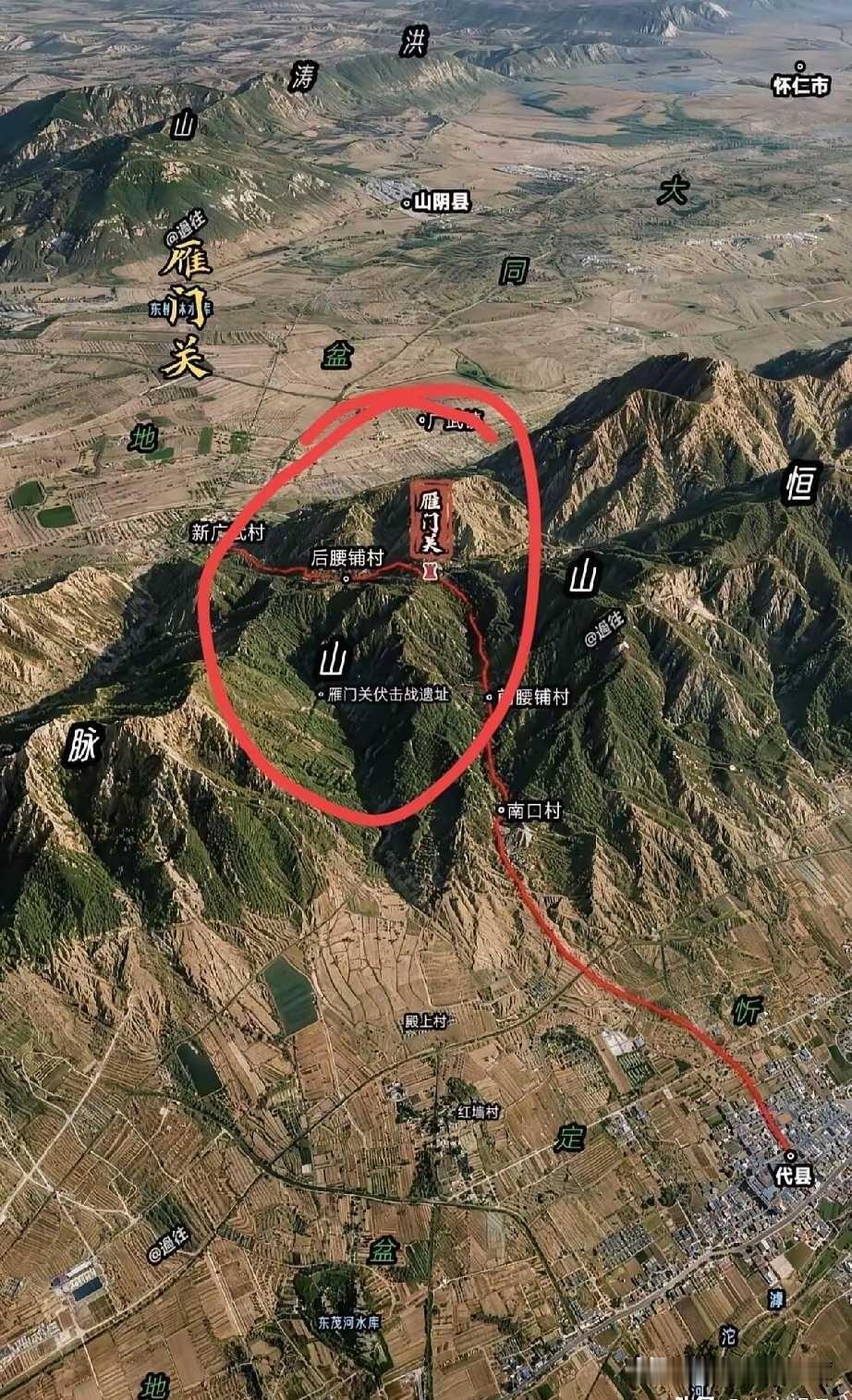 这是雁门关的3D全景图，它一头牵起大同盆地，一头衔接忻定盆地，古时素来是兵家必争