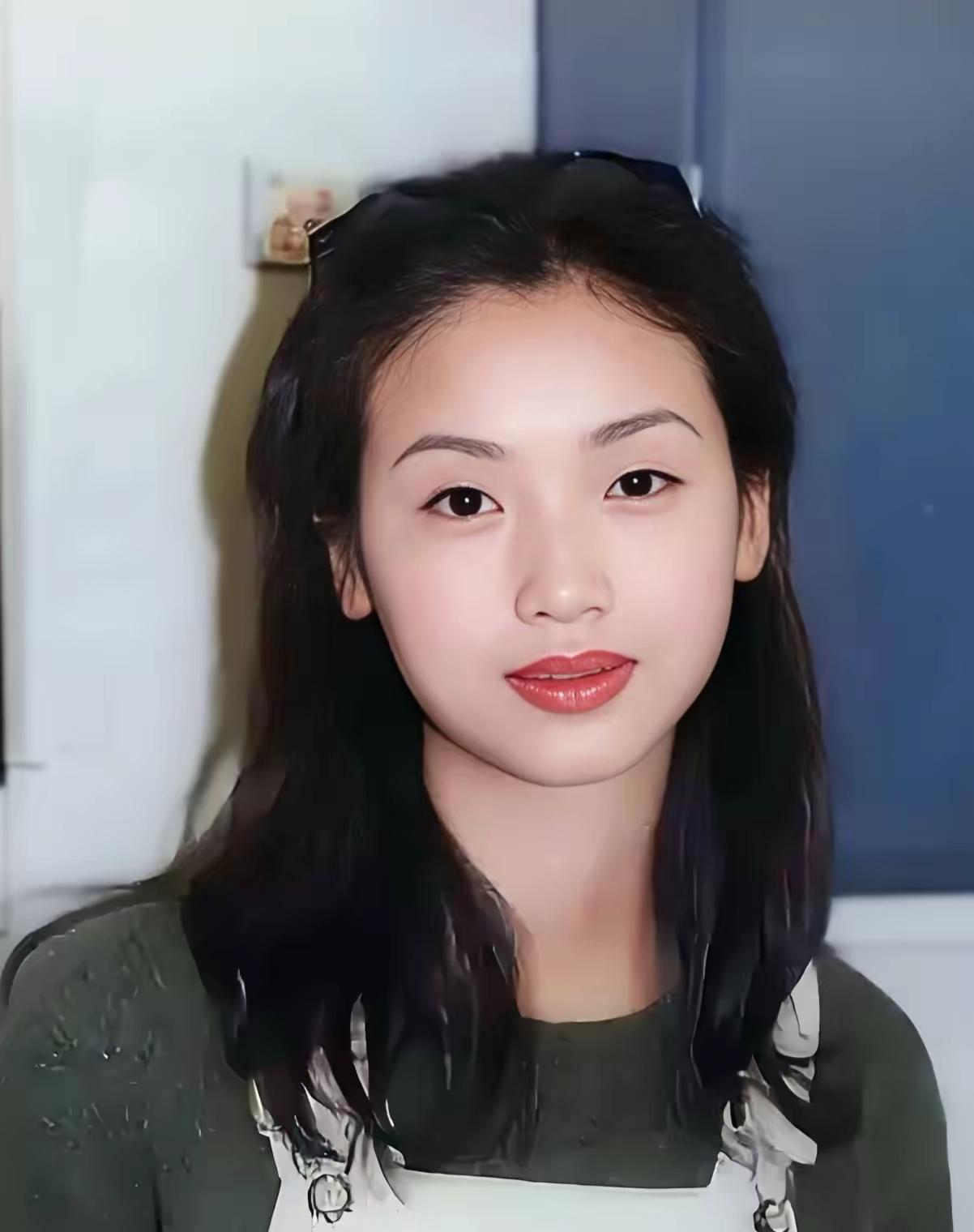 吴倩莲，曾是九十年代惊艳华语圈的“香港第一美女”。1990年，杜琪峰看中她眼里的