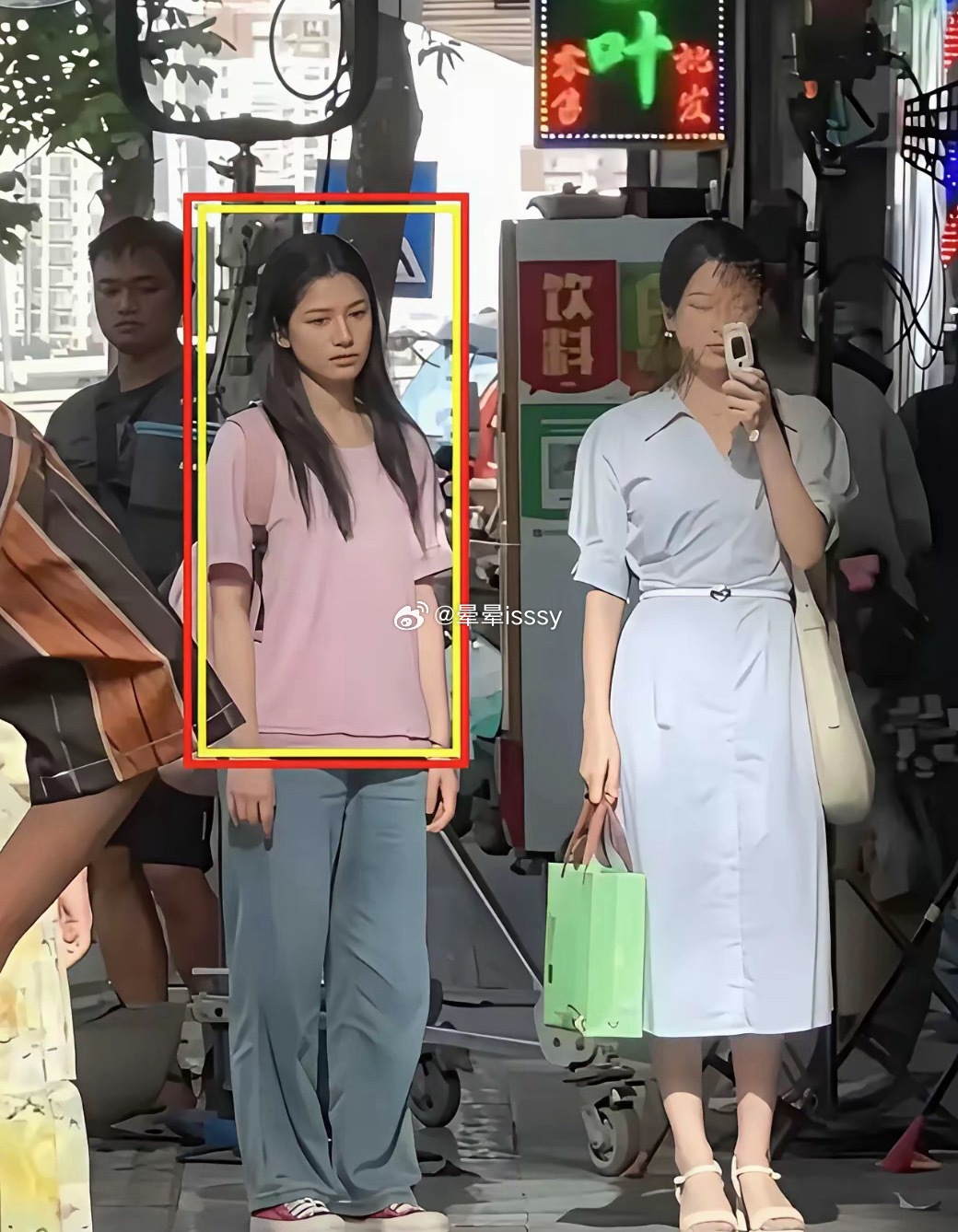 明星和路人区别还是很大的，素颜还是很美