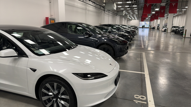 Model3开车感受：1，新3跟老3内部变化还是挺大，例如取消了怀挡，转向灯