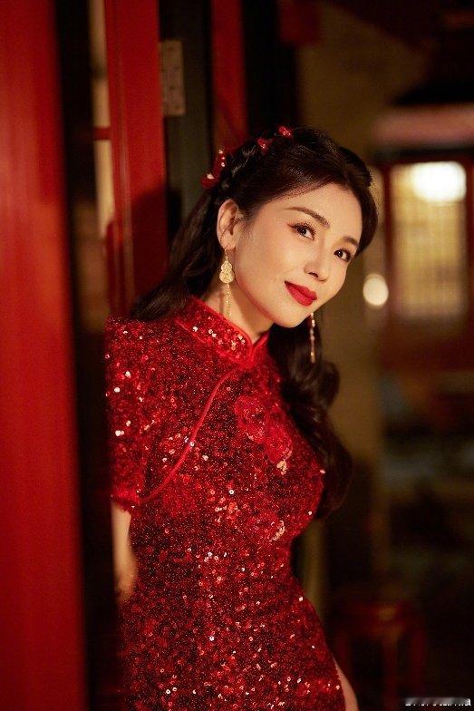 刘涛该叫妈妈还是叫姐姐红裙真的太适合刘涛了！优雅大气藏不住，一颦一笑都尽显东