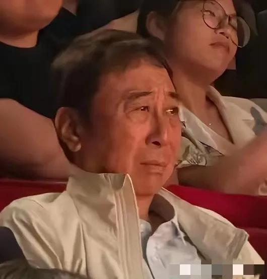 网上出现不少黑电影《抓特务》的视频和文字，出席首映礼的冯巩的一张照片，就引发不少