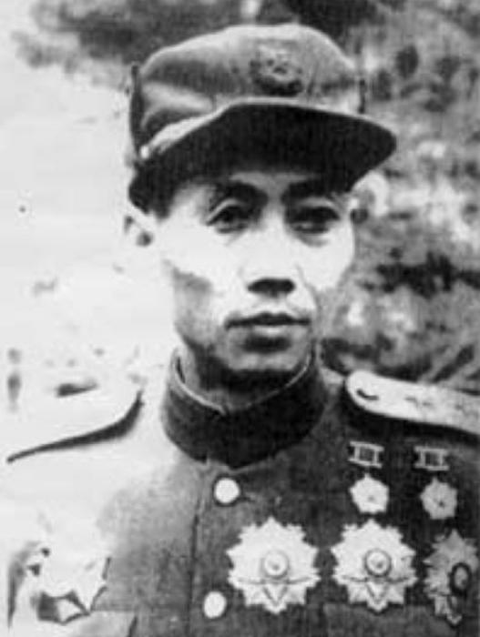 1950年，他率领一支幽灵之师横扫朝鲜半岛，战后却被秘密处决，上万名部下心寒返回