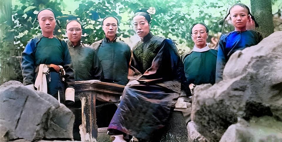 这是隆裕太后与侍奉自己的太监在一起。隆裕太后的容貌是出了名的丑。丑到让光绪皇帝对