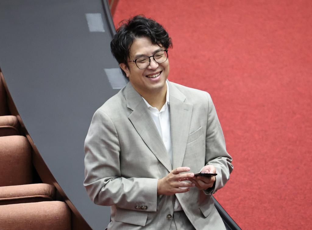 北市长选战最新民调惊人沈伯洋提早下课？吴子嘉回应跌破眼镜根据网络媒体24日公