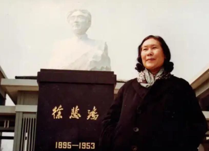 1944年夏末，徐静斐去探望生病的父亲徐悲鸿。她发现继母廖静文吃的是父亲剩下的饭