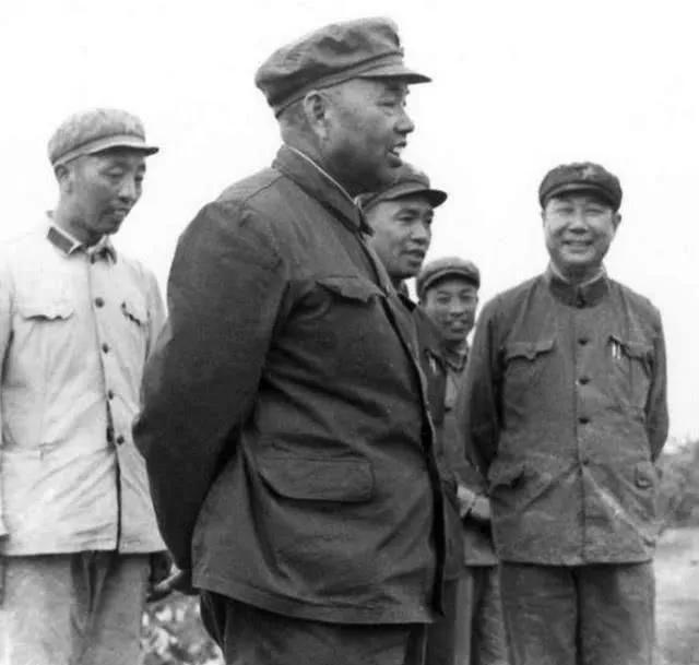 1952年，许世友将军回乡探亲，哪料，他看见叔叔许存礼，掏出枪就要动手。母亲却突