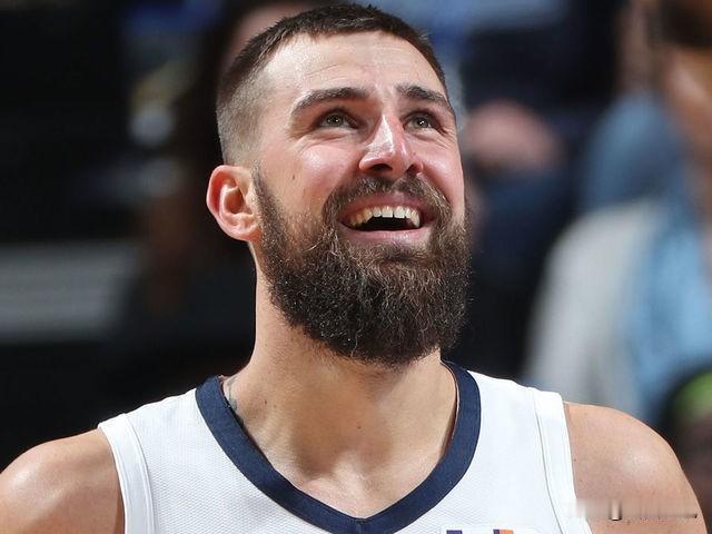 一个在NBA辗转了6支球队的重型中锋，2米11的身高，120公斤的体重，去年夏天