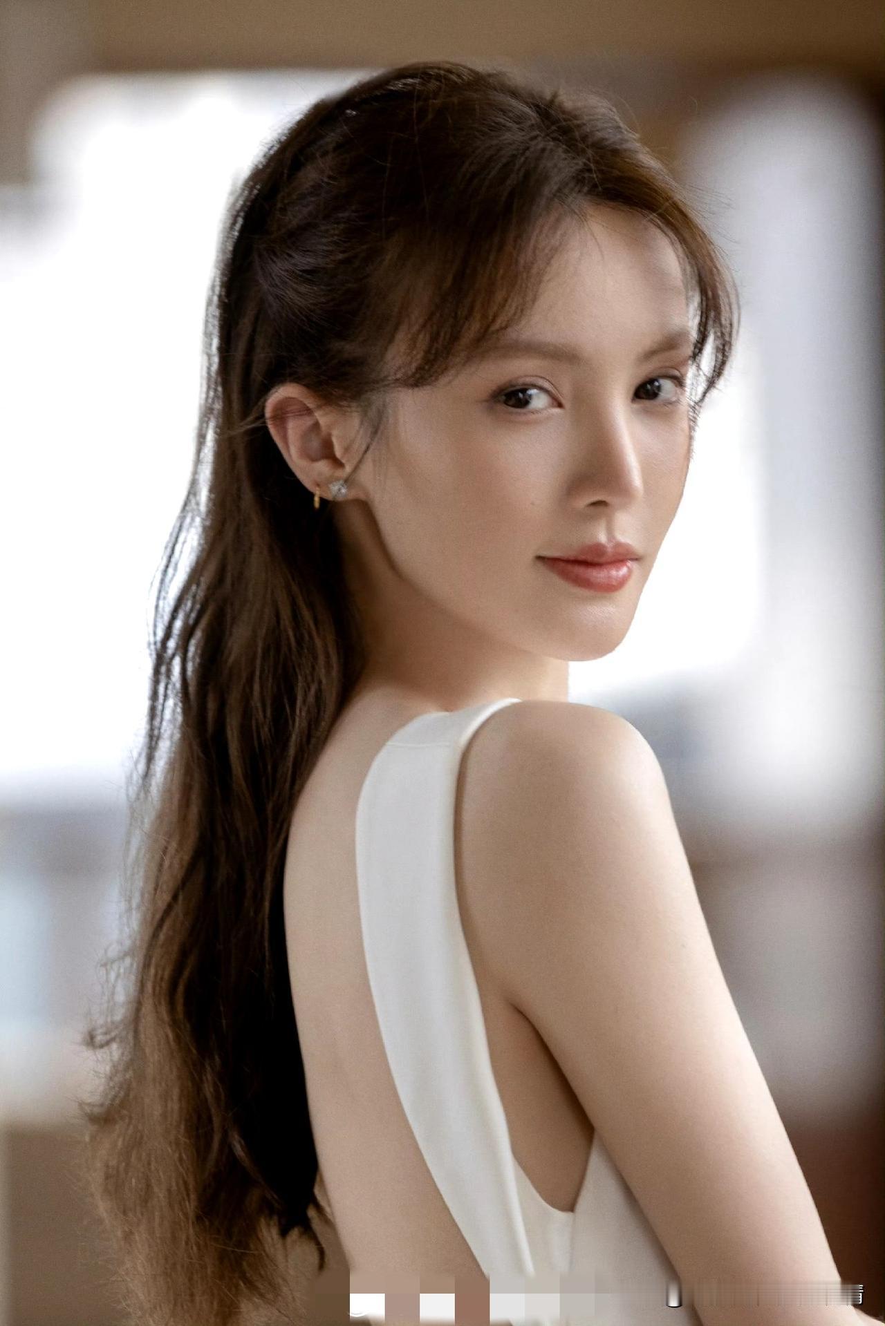 金晨｜白裙勾勒明艳瑰丽姿态金晨一袭白色露背礼裙出镜，裙身缀满碎钻与珍珠，在