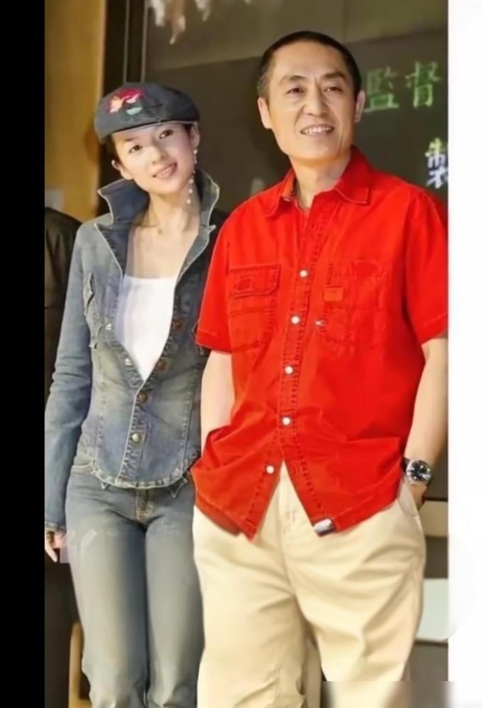 翻到2003年这张旧照。24岁的章子怡眼亮得像浸了光，跟意气风发的张艺谋站一