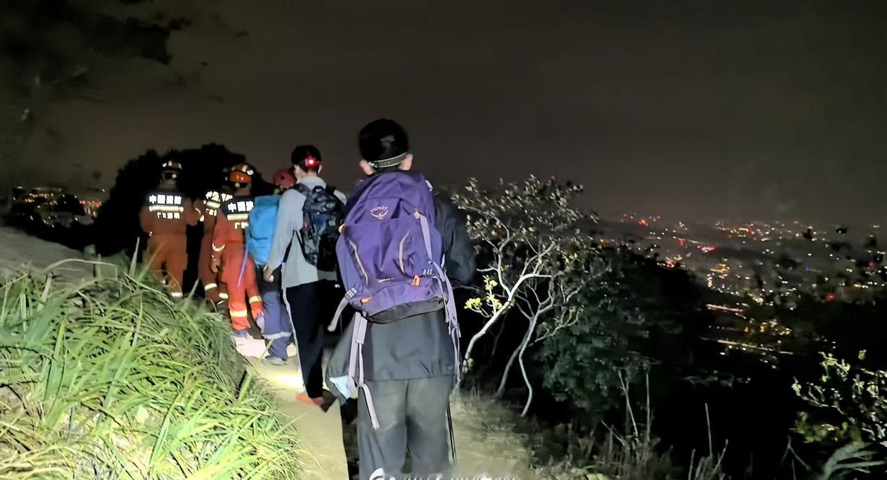 【惊险！深圳两少年深夜失联百丈崖】深圳两少年野爬梧桐山迷路1月27日，深圳公益救