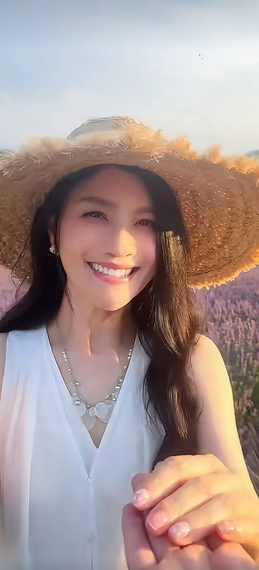 胡可她头戴凉帽，身穿长裙，漫步在普罗旺斯的薰衣草种植园，太美了