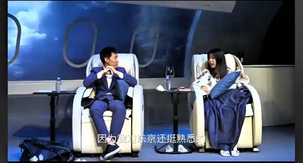 蒋方舟在综艺上，兴高采烈地向男嘉宾推荐东京脱衣舞场所。对面那个男人的笑容，像