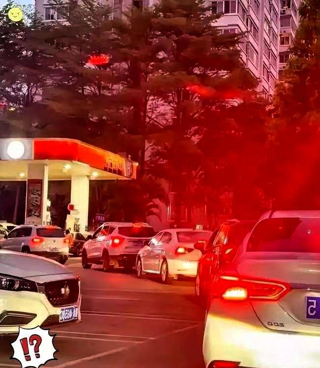 4月12日晚，加油站又开始排队了，不是因为油价跌了，而是不少燃油车车主依旧按日常