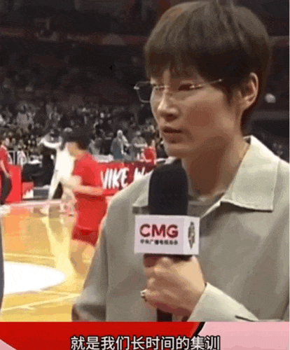 杨力维在接受央视采访时谈了自己对中国女篮长期集训的不同看法，她表示：“我认为我们