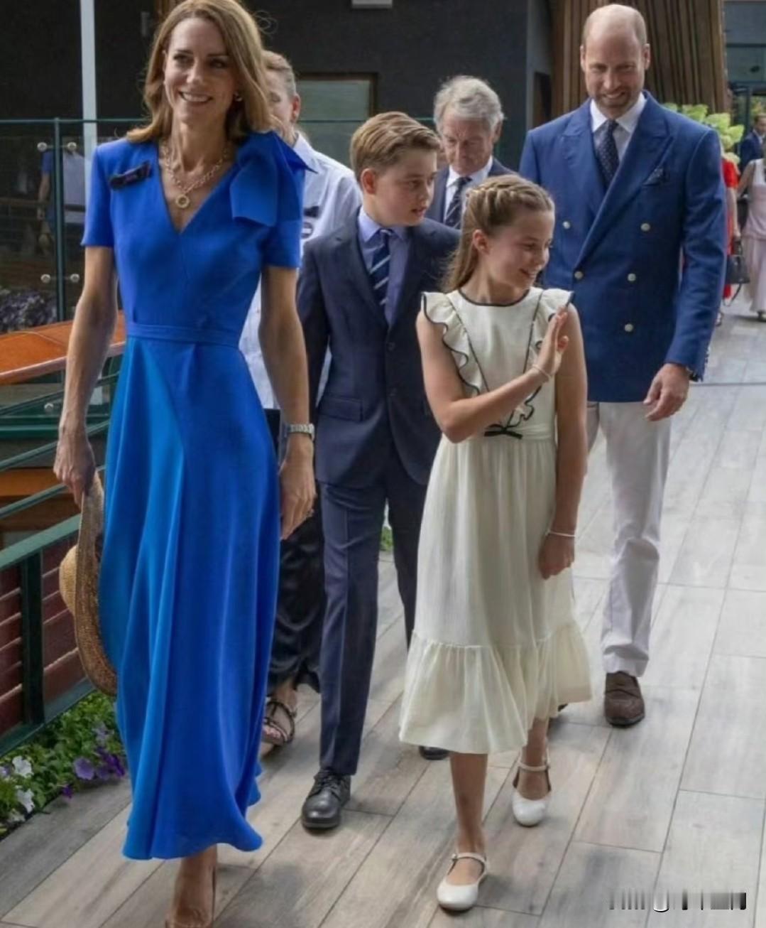 凯特王妃瘦成纸片人我的天，这感觉也太瘦了把。太瘦了很不健康的，而且特别容易显