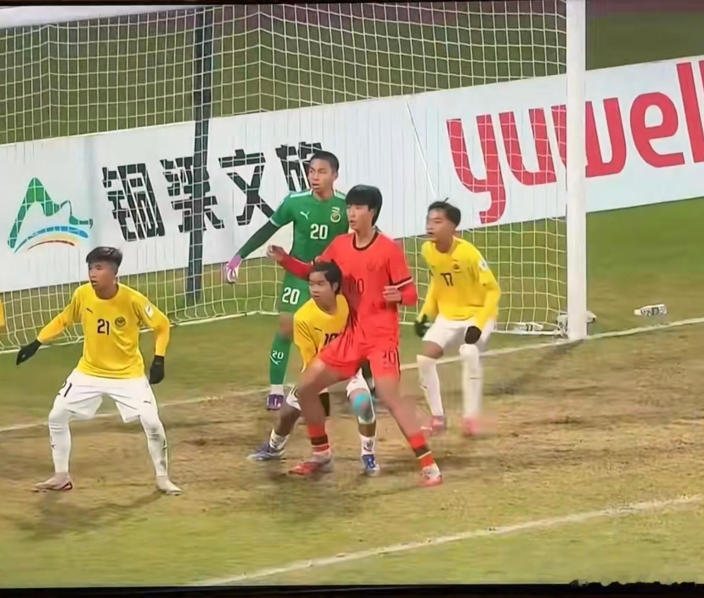 这也是个经典画面了，对手10号站直了可能只能到赵松源的肩膀，本场比赛小赵也是打进