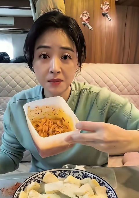 蒋欣在和助理一起吃饭的时候助理吃的是红油面皮，蒋欣吃的水煮萝卜豆腐，蒋欣看着助