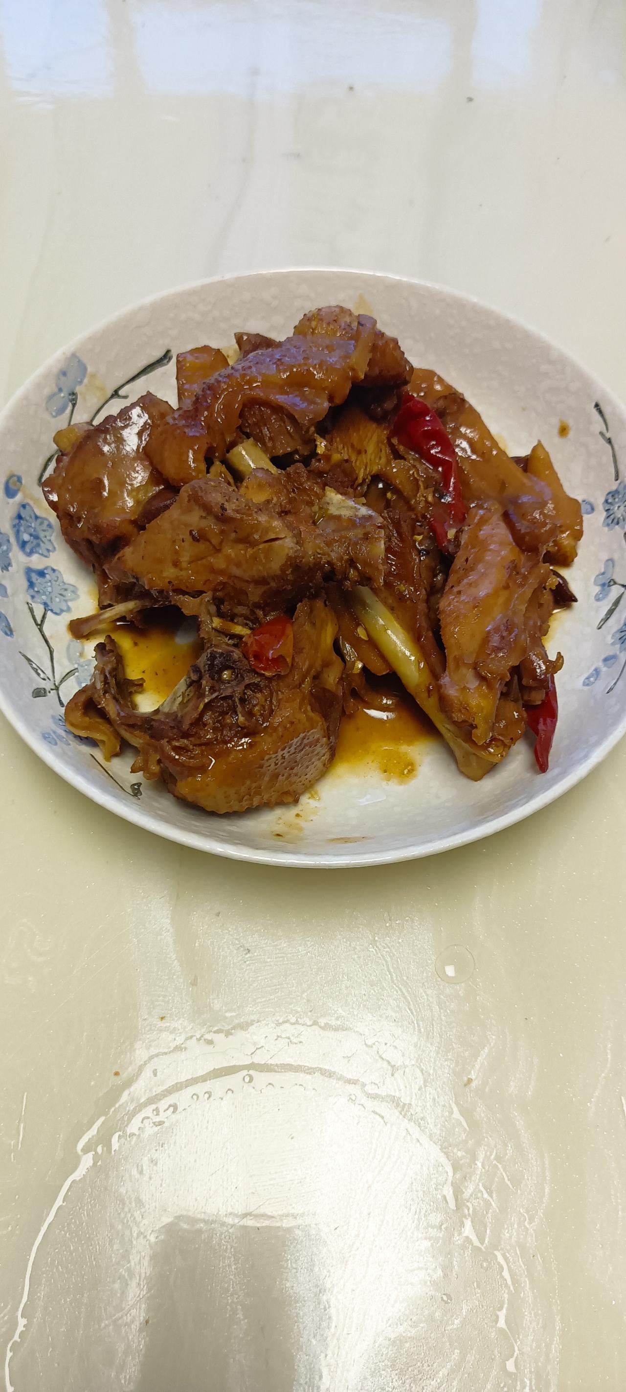 晚饭做了个干锅鸡，我老公赞不绝口，说好吃好吃！我不喜欢吃鸡肉，基本一块都不动，