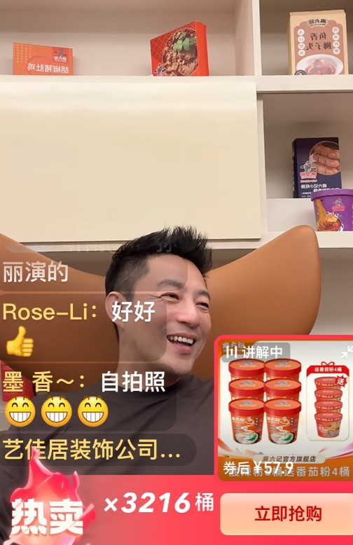 玥儿回家就来到爸爸身边，给爸爸看自己买的东西。汪让玥儿去休息，她不走，就陪在爸