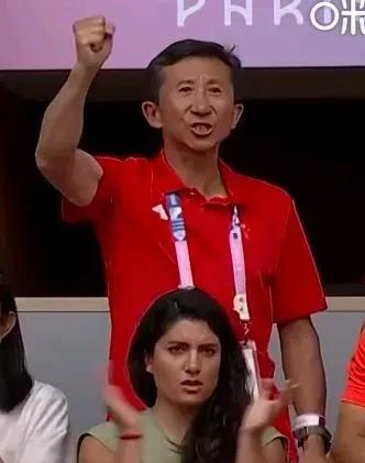 今天郑钦文的包厢多了一位神秘人物——他就是国家网管中心主任白喜林。他堪称郑钦文的