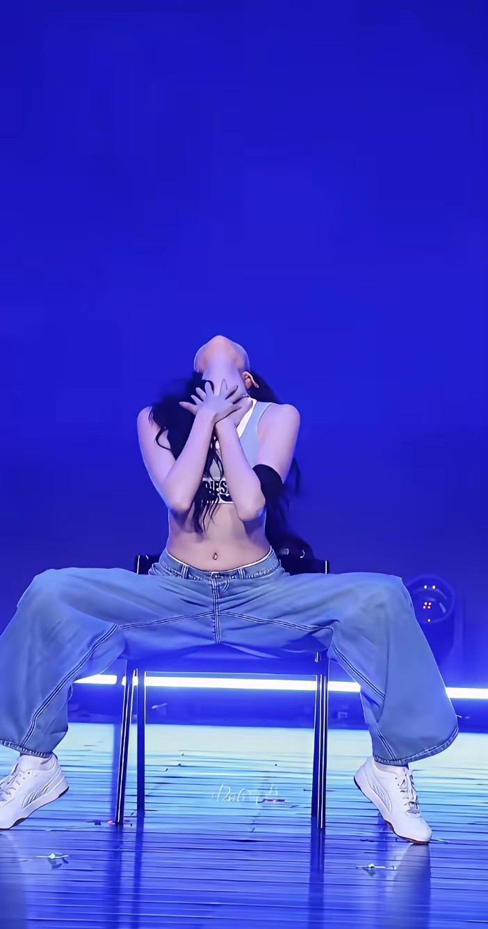 宋妍霏这条牛仔裤，干净利落，气质绝了！