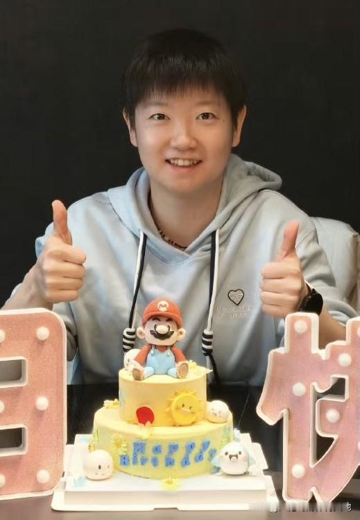 孙颖莎生日发博孙颖莎绝对的乒乓球队流量担当了！一个生日，持续一天不间断上热搜，前