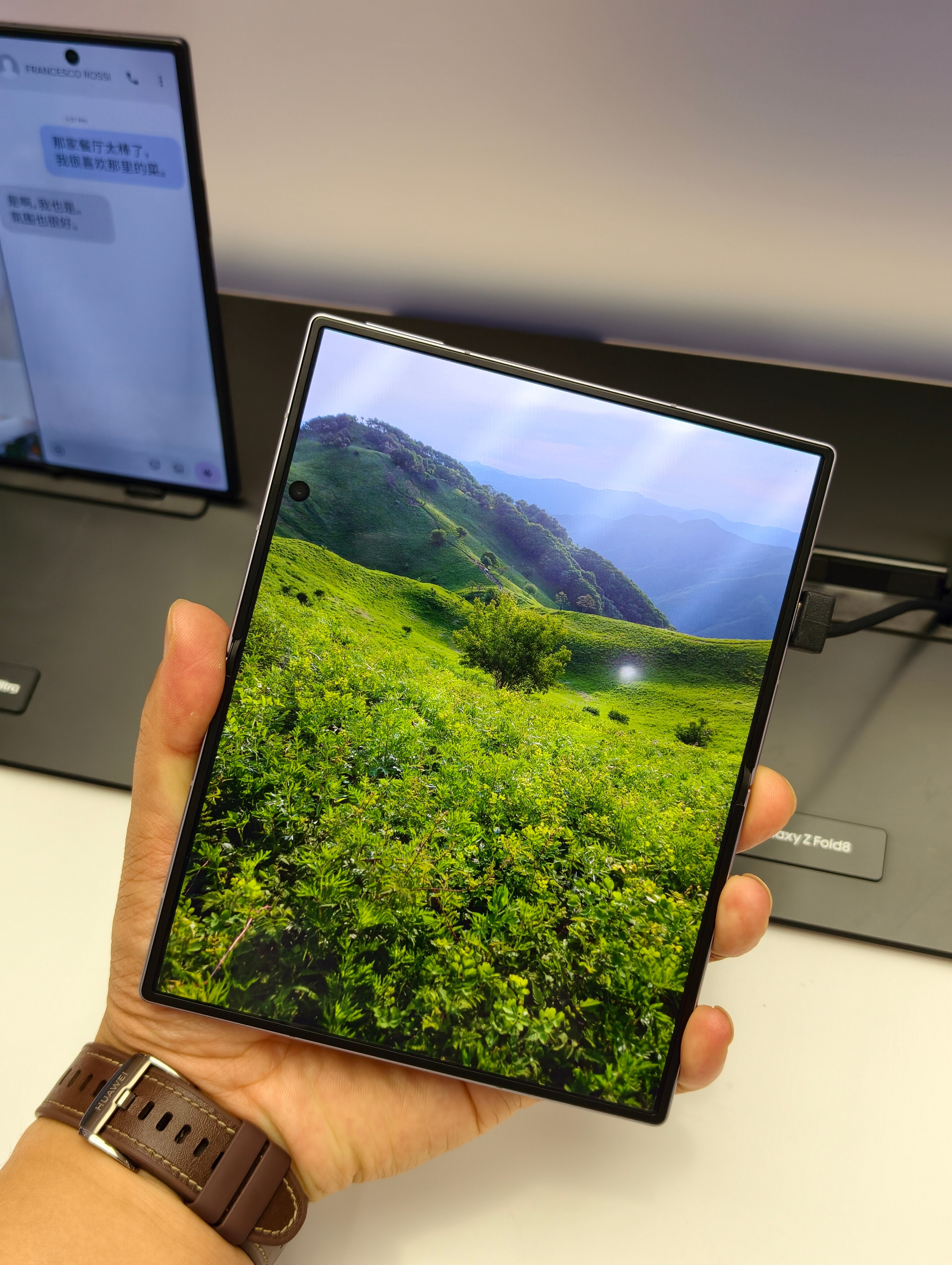 线下摸了一下三星GalaxyZFold8，这个质感依旧在线，机身做的很轻薄，