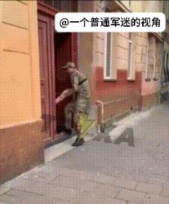 乌克兰西部城市利沃夫，当地民众拍摄到一名乌克兰壮丁出去遛狗，结果回来时被堵在公寓