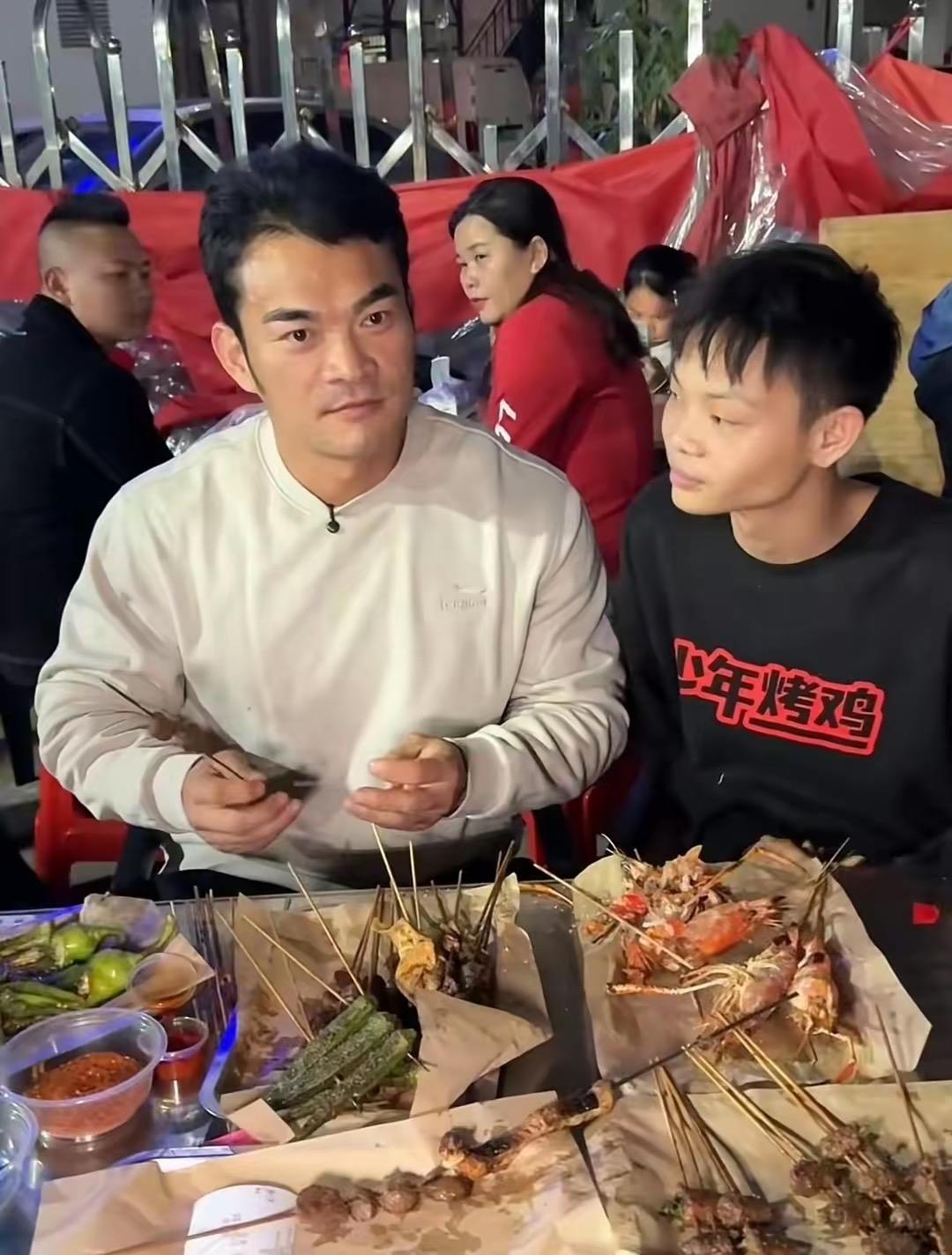 16岁少年深圳卖烧鸡日入过万！父母竟不知他摆摊变开店16岁，别人还在校园埋头