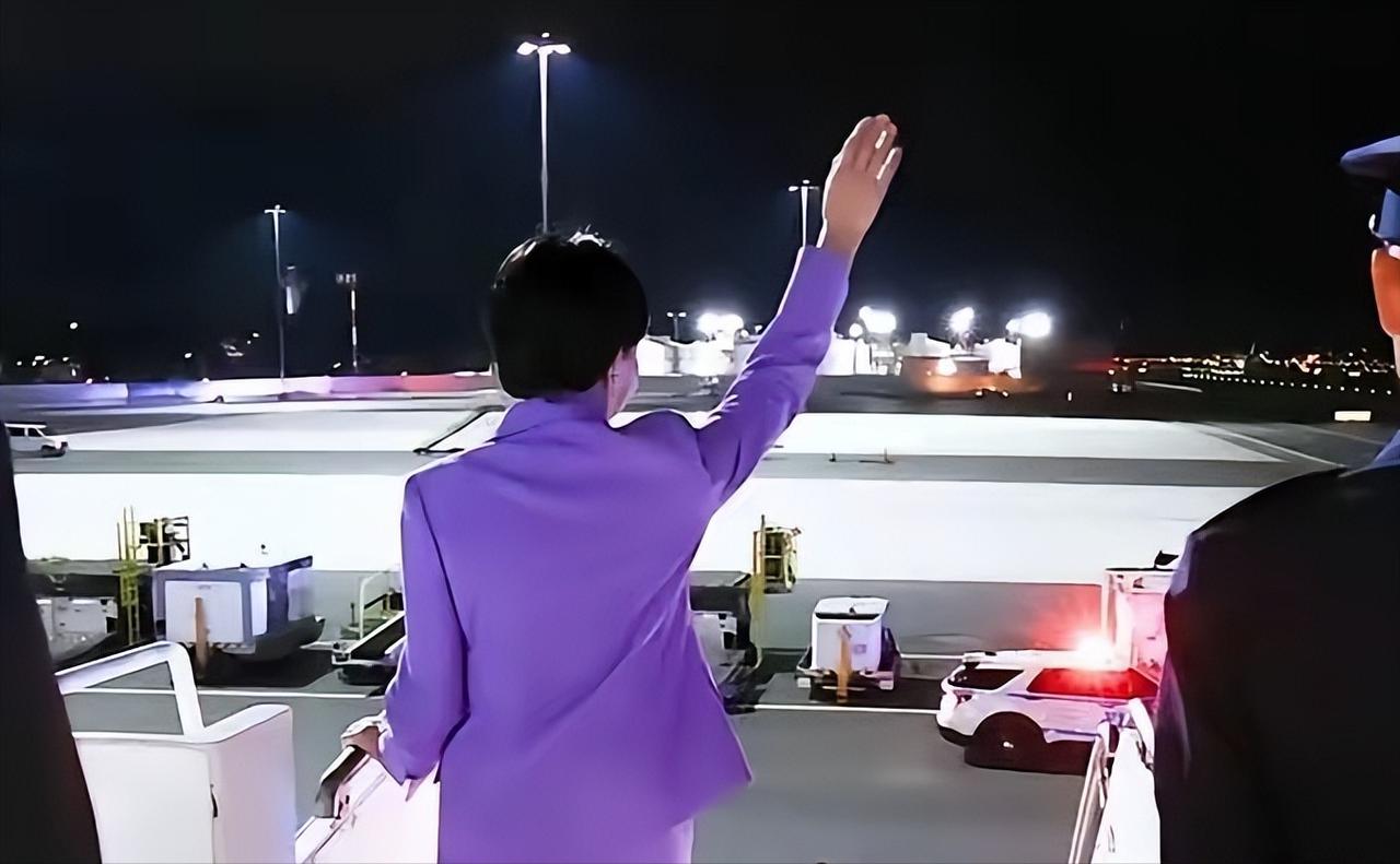 纽约机场的夜色里，高市早苗的专机因台风延误四小时后才缓缓停稳。舱门打开，迎接她的