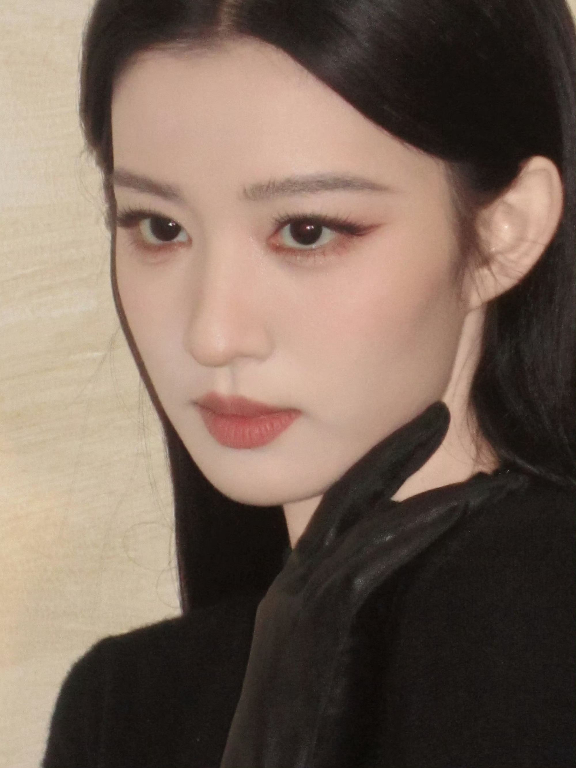 王楚然黑天鹅美到失语的黑天鹅造型！allblack适配度满分，清冷氛围感拉