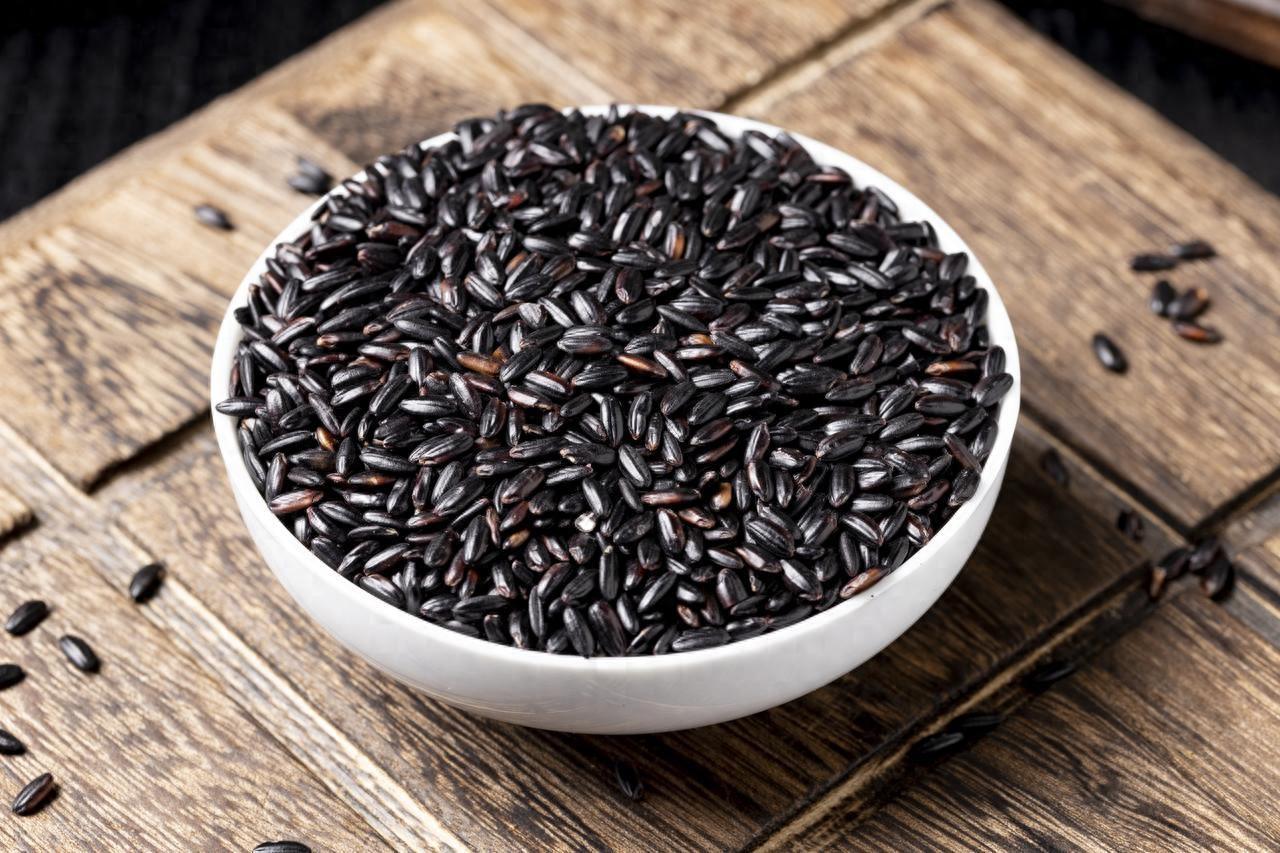 医生坦言：老人坚持每天吃黑米，用不了多久，血糖或有4种变化医生常说，老年人一