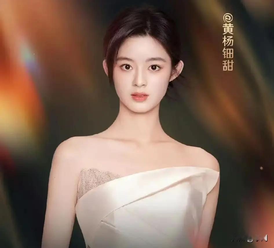 黄杨钿甜去年12月21日去微博之夜走红毯，现场照片挺好看，薄荷绿裙子加珍珠发箍，