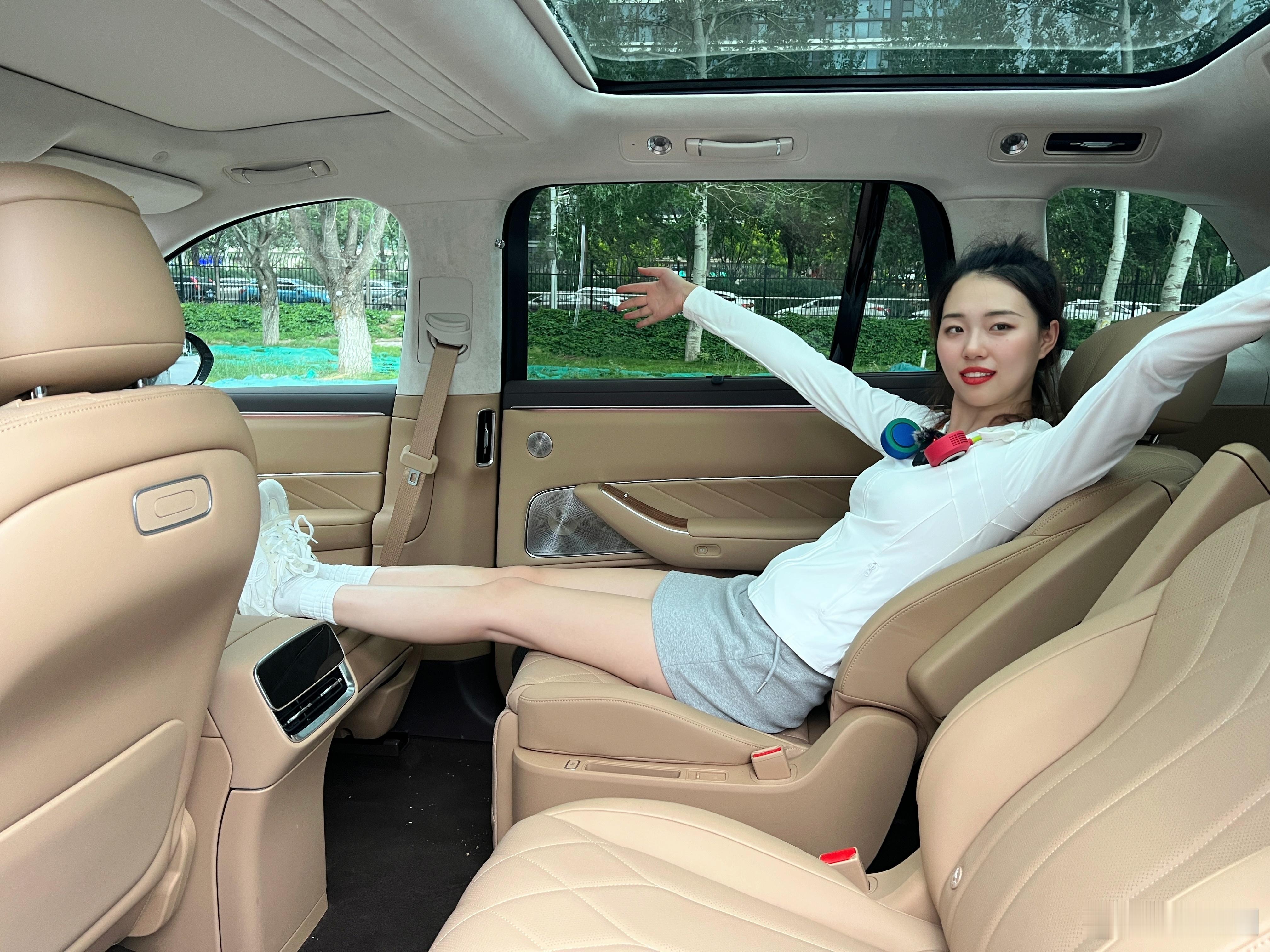 我司女生体验问界M8二排座椅，这舒适度能给打几分？[大笑]问界m8问界华为​​