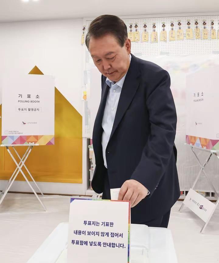 对于如今的尹锡悦来说，脸皮其实已经没有那么重要了，所以也不存在尴尬不尴尬的问题了